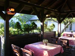 eine Außenterrasse mit 2 Tischen und Stühlen sowie einem Tisch in der Unterkunft Bed & Breakfast Green Roof in Rybarzowice