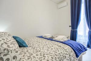 ナポリにあるSfogliatella Bedのベッドルーム1室(青いカーテン付きのベッド1台付)