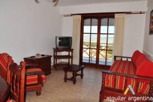 ビージャ・ヘセルにあるSaint Florentin Frente Al Marのソファとテレビのあるリビングルーム