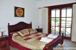 ビージャ・ヘセルにあるSaint Florentin Frente Al Marのタオルが敷かれたベッドのある寝室