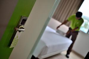 Ένα ή περισσότερα κρεβάτια σε δωμάτιο στο Whiz Prime Hotel Sudirman Pekanbaru