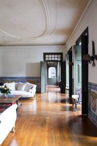 uma sala de estar com um sofá e uma mesa em Palacio Ramalhete em Lisboa