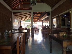 A restaurant or other place to eat at Enak Bungalow