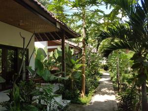 Taman di luar Enak Bungalow