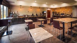 Restaurant o un lloc per menjar a Best Western Magnolia Inn and Suites
