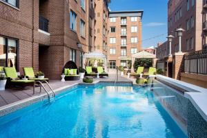 uma grande piscina com cadeiras e um edifício em Andaz Savannah - A Concept by Hyatt em Savannah