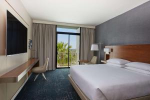 纽波特海滩Hyatt Regency Newport Beach West的配有一张大床和一台电视的酒店房间