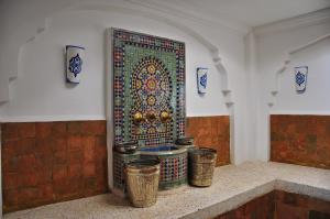 a decorative door in a room with three buckets at Al Alba in Asilah