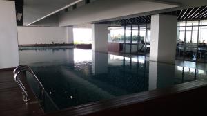 ペタリンジャヤにあるA Suites - Atria Sofo Suites Petaling Jayaの水面の建物内の大型スイミングプール
