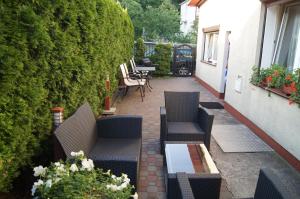 patio z krzesłami, stołem i roślinami w obiekcie Sopot City Apartment w mieście Sopot