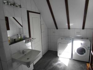 A bathroom at Ferienhaus im Grünen - NEU mit E-Auto Ladesäule