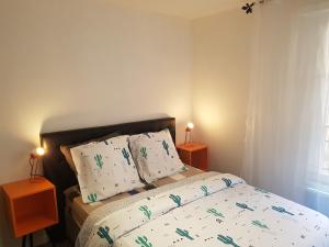 史特拉斯堡的住宿－魯羅塞巴斯圖博爾公寓，一间卧室配有带白色床单和枕头的床。
