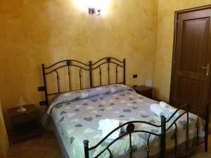 a bedroom with a bed with a wrought iron headboard at Il Rifugio dei Briganti in Caramanico Terme