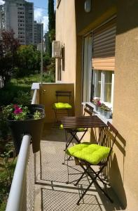 balcón con mesa, sillas y parrilla en Apartman Nona, en Rijeka