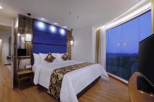 Postel nebo postele na pokoji v ubytování The Alana Hotel and Conference Sentul City by ASTON