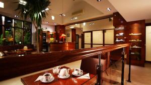 韦茨泽基斯韦斯基尼兹维亚德克酒店的桌子上摆着杯子和碟子的餐厅