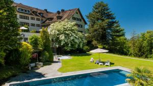 Piscina de la sau aproape de See- und Seminarhotel FloraAlpina Vitznau