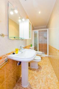 トレビエハにあるALEGRIA ID80のバスルーム(洗面台、トイレ、鏡付)