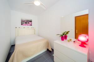 トレビエハにあるALEGRIA ID14のベッドルーム1室(ベッド1台、ドレッサー、ランプ付)