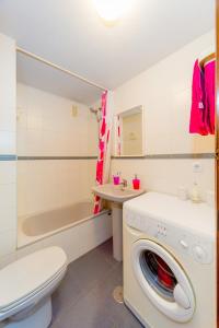 トレビエハにあるALEGRIA ID14のバスルーム(洗濯機、トイレ付)