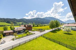 z powietrza widok na farmę z górami w tle w obiekcie Feriengut Fingerhof w mieście Flachau