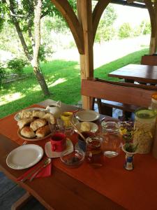 une table avec une plaque de nourriture dans l'établissement Tourist Farm Strle With Great Local Food, à Cerknica