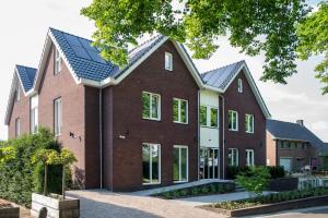 una casa de ladrillo con techo solar en Heuvelrijk Berg en Dal en Groesbeek