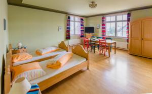 1 Schlafzimmer mit 2 Etagenbetten und einem Esszimmer in der Unterkunft Gasthof Zur Traube in Roggwil