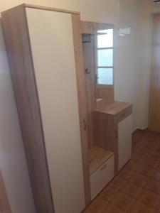 Habitación con armario con lavabo y espejo. en Apartment Tin, en Senj