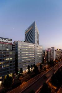 vista su un grande edificio in città di Shin Osaka Washington Hotel Plaza ad Osaka