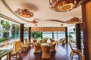 
Ein Restaurant oder anderes Speiselokal in der Unterkunft Huong Giang Hotel Resort & Spa 
