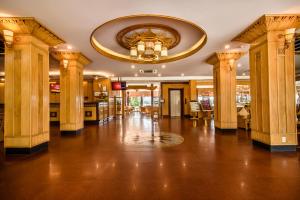 eine große Lobby mit Säulen und einem Kronleuchter in der Unterkunft Huong Giang Hotel Resort & Spa in Hue