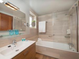 Ванна кімната в Hotel Helios Costa Tropical