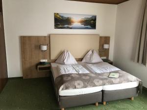 una camera con un letto e una foto appesa al muro di Hotel Weismann a Sankt Georgen im Attergau