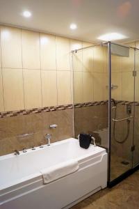 
Best Western Premier Garden Hotel Entebbe tesisinde bir banyo

