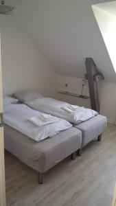 2 camas individuales en una habitación con ático en Rønne H, en Rønne