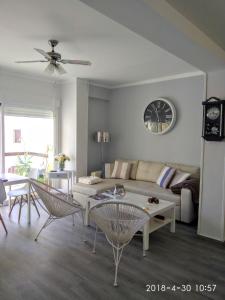 a living room with a couch and a table at Piso Vacacional in San Juan de Alicante