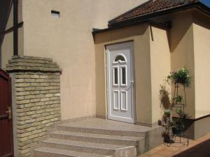eine weiße Tür eines Hauses mit Treppen in der Unterkunft Marijana - Center in Novi Sad