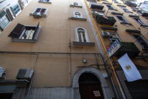 ナポリにあるAppartamento Toledoの看板付きの建物