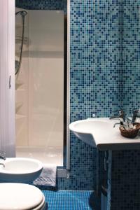 Un baño con lavabo, inodoro y ducha. en Hotel Alpi Resort, en Turín 37 fotos más