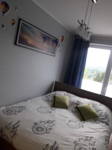 - une chambre dotée d'un lit avec une photo sur le mur dans l'établissement Apartament Aga, à Szklarska Poręba