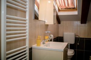 Kúpeľňa v ubytovaní Apartmani Godinić + 37 fotografií