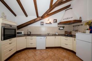 Kuchyňa alebo kuchynka v ubytovaní Apartmani Godinić