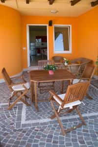 jadalnia z drewnianym stołem i krzesłami w obiekcie La Perla Del Conero Affittacamere w mieście Numana