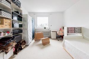 1 dormitorio con 1 cama y escritorio en una habitación en Private Apartments Hannover - Room Agency en Hannover