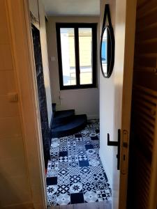 a hallway with a black and white tile floor at Appartement typique Rouen centre tout confort in Rouen