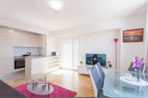 Kuchyň nebo kuchyňský kout v ubytování Apartments Dora