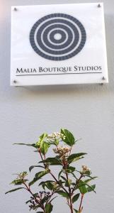 Et logo, certifikat, skilt eller en pris der bliver vist frem på Malia Boutique Studios