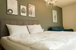 The Parcels Hotel - Adults Only tesisinde bir odada yatak veya yataklar