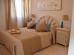- une chambre avec un grand lit et des oreillers bleus dans l'établissement La Mata Beach Bungalow Las Dunas, à La Mata